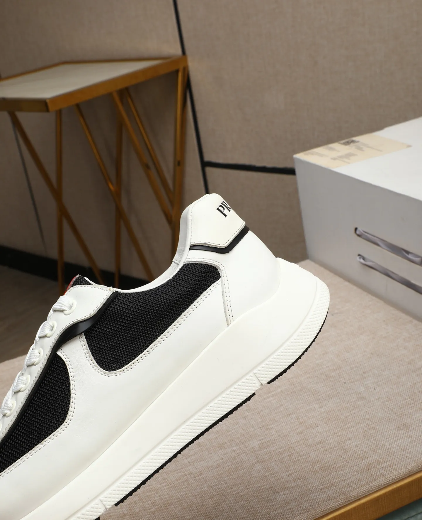 Men's shoes 💰600 Top quality New hot models on the official website, timeless for a century, 🆘 Trendy brand (Prada) mainly promotes hot models, avant-garde and versatile fashion men's shoes private version molding, cowhide surface splicing 1:1 oil edge treatment... fashionable and simple, original imported cowhide lining cowhide feet; the atmosphere and personality are more fashionable, eye-catching and pursuing class, it will subvert the old idea and be a must-have for fashion trendsetters with you! Must keep it for yourself! High-end comfort, high-end quality workmanship. Size: 38-44 Various colors available. full package
